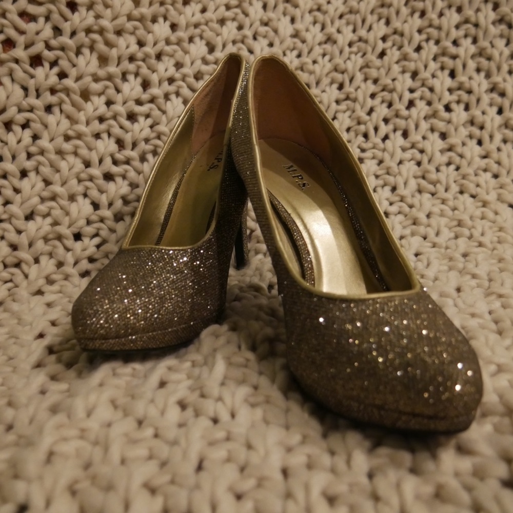M.P.S gold sparkly closed-toe heels
